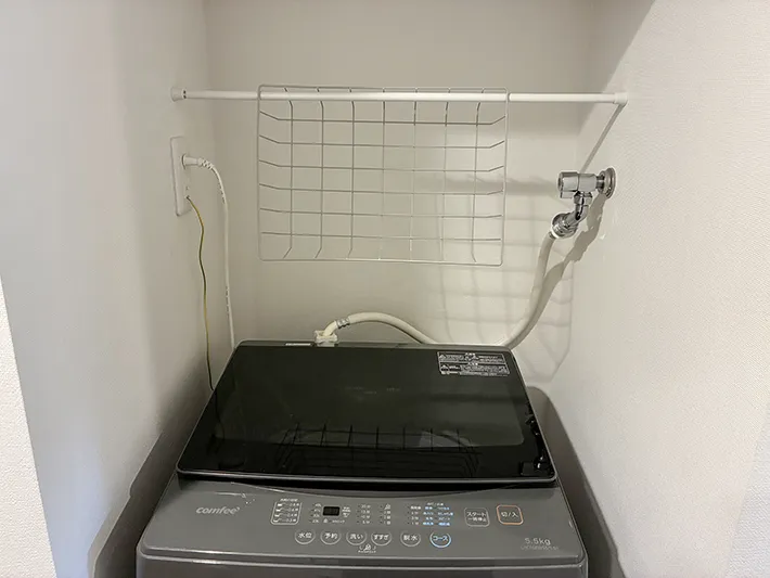 洗濯機上に設置したつっぱり棒とトレー（撮影：grapeライフハック編集部）