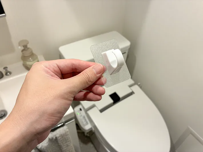 トイレで手にする1個の粘着シートフック（撮影：grapeライフハック編集部）