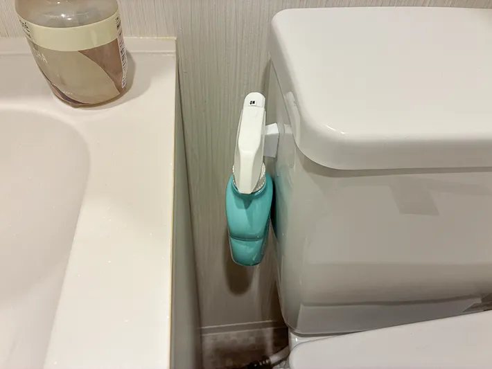 フックに引っ掛けた掃除クリーナー（撮影：grapeライフハック編集部）