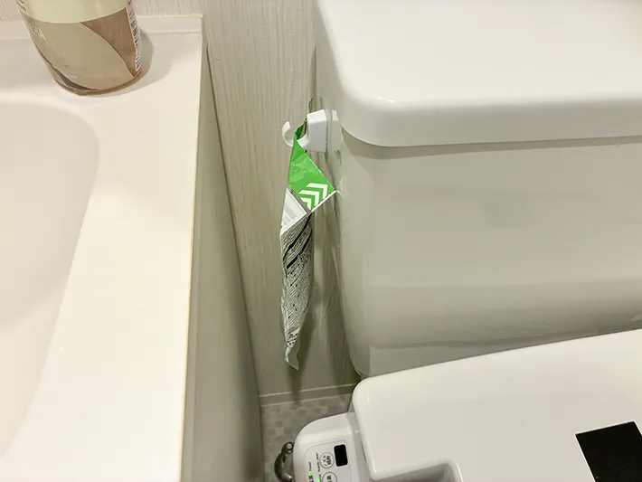フックに引っ掛けた掃除用手袋（撮影：grapeライフハック編集部）
