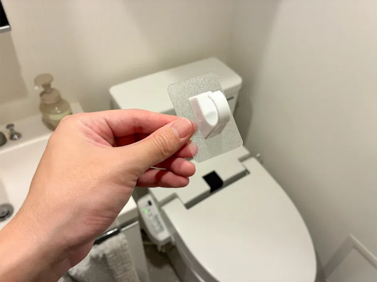 トイレで手にする1個の粘着シートフック（撮影：grapeライフハック編集部）