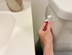 トイレのタンク横に貼った粘着シートフック（撮影：grapeライフハック編集部）