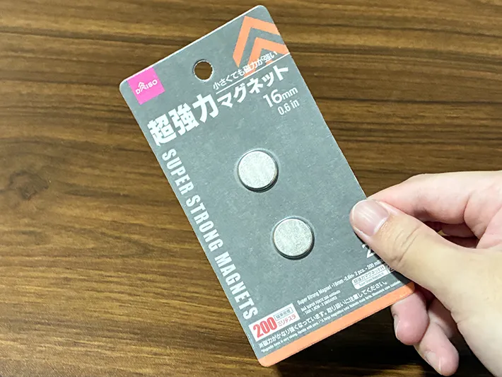 手で持った超強力マグネット（撮影：grapeライフハック編集部）