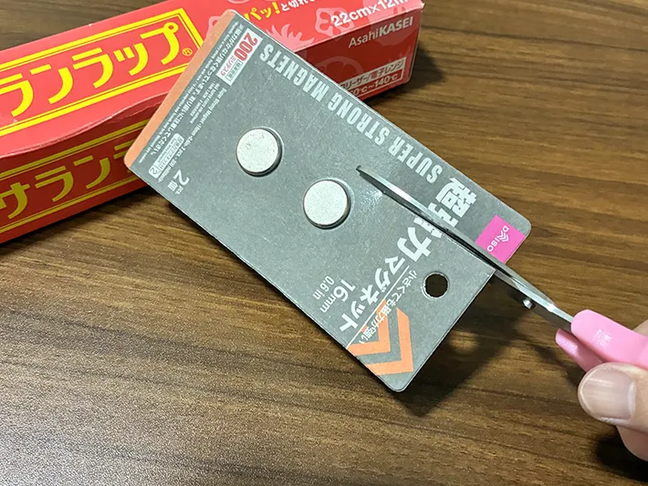 超強力マグネットをハサミで切る場面（撮影：grapeライフハック編集部）