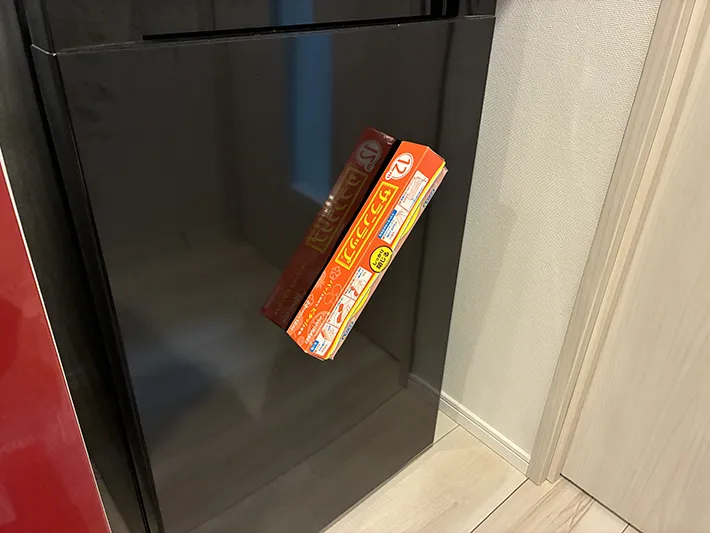 冷蔵庫のドアに取りつけて浮かせたラップ（撮影：grapeライフハック編集部）