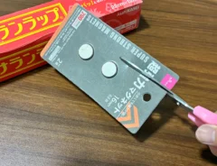 超強力マグネットをハサミで切る場面（撮影：grapeライフハック編集部）