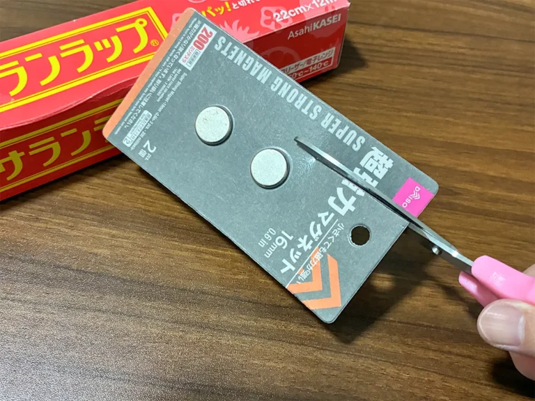 超強力マグネットをハサミで切る場面(撮影:grapeライフハック編集部)