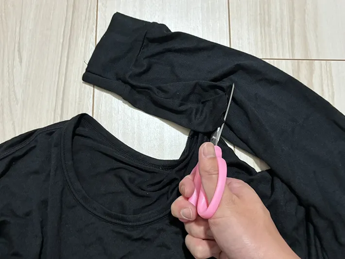 ヒートテックをハサミで切る場面（撮影：grapeライフハック編集部）