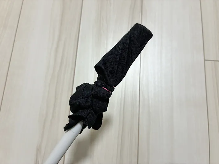 つっぱり棒の先に巻いたヒートテック（撮影：grapeライフハック編集部）