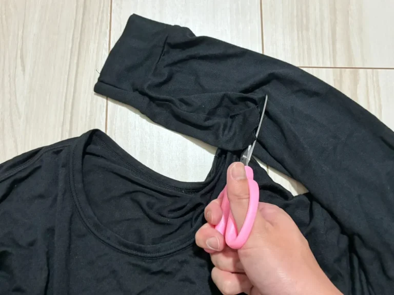 ヒートテックをハサミで切る場面(撮影:grapeライフハック編集部)