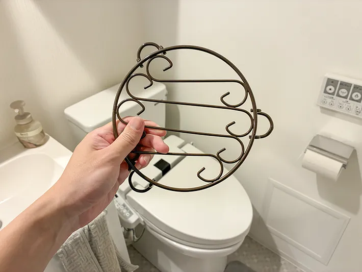 トイレで手にするフラワーベーススタンド（撮影：grapeライフハック編集部）
