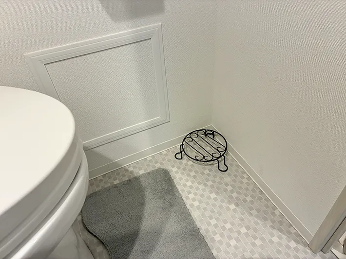 トイレの床に置いたフラワーベーススタンド（撮影：grapeライフハック編集部）
