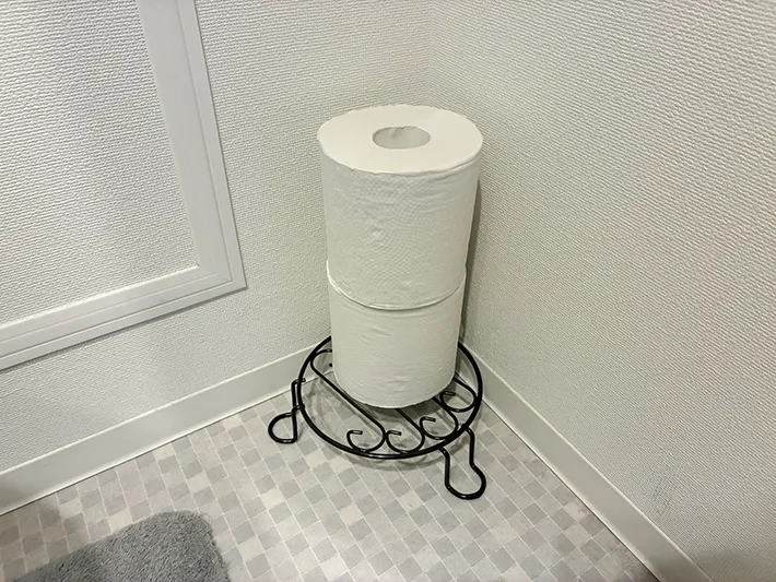 フラワーベーススタンドに置いたトイレットペーパー（撮影：grapeライフハック編集部）