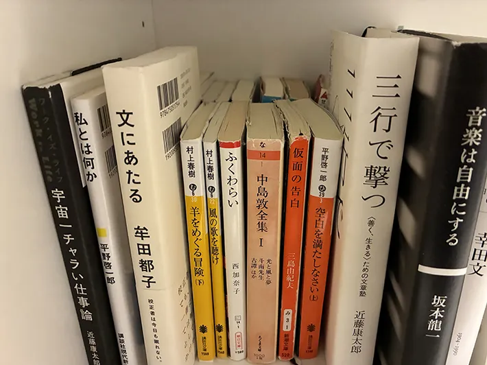 複数の本が並んだ本棚（撮影：grapeライフハック編集部）
