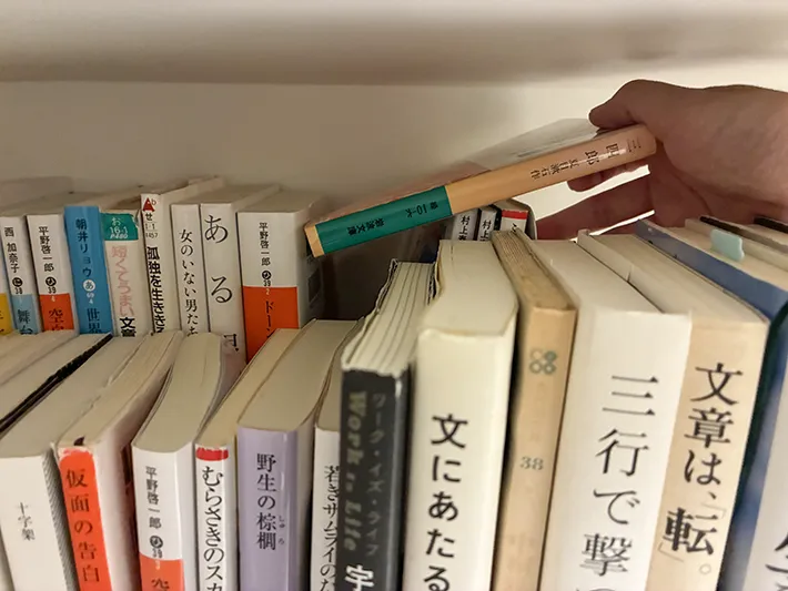 本棚から本を取り出す場面（撮影：grapeライフハック編集部）