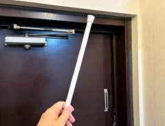 つっぱり棒と玄関の写真（撮影：grapeライフハック編集部）