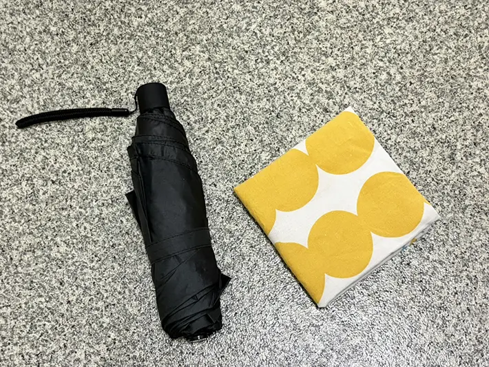 ハンカチと折り畳み傘の写真（撮影：grapeライフハック編集部）