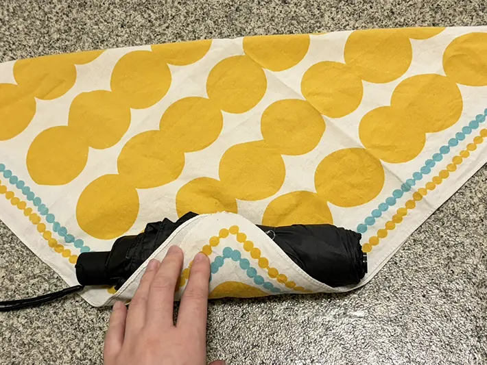 ハンカチで折り畳み傘を包む写真（撮影：grapeライフハック編集部）