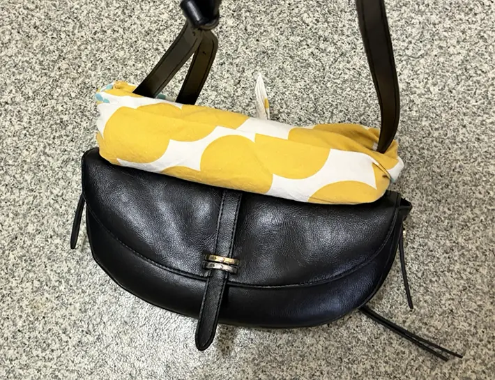 折り畳み傘を包んだハンカチをバッグにつけた写真（撮影：grapeライフハック編集部）