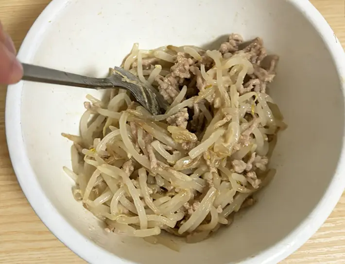 モヤシとひき肉に調味料を混ぜる写真（撮影：grapeフード編集部）
