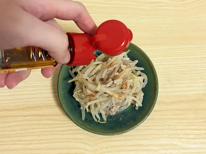 料理にラー油を垂らす写真（撮影：grapeフード編集部）