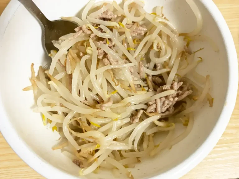 もやしとひき肉を混ぜる写真（撮影：grapeフード編集部）