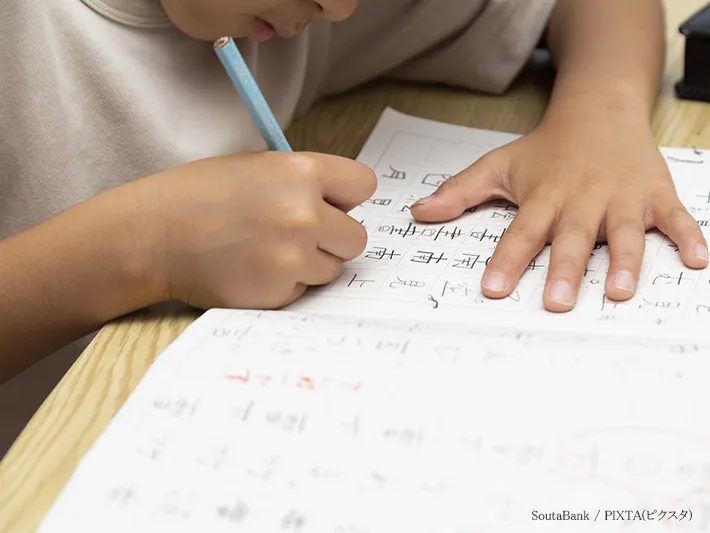 勉強する子供