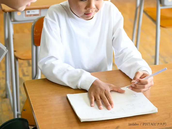 勉強する子供