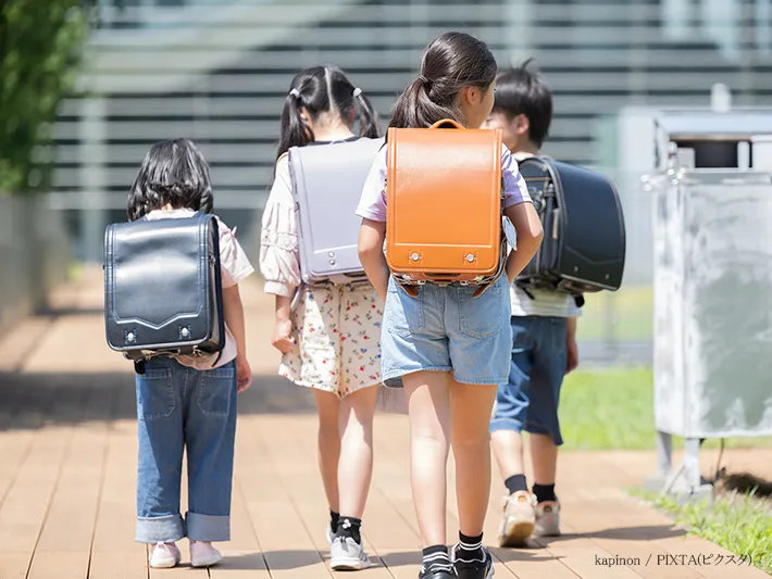 下校する子供