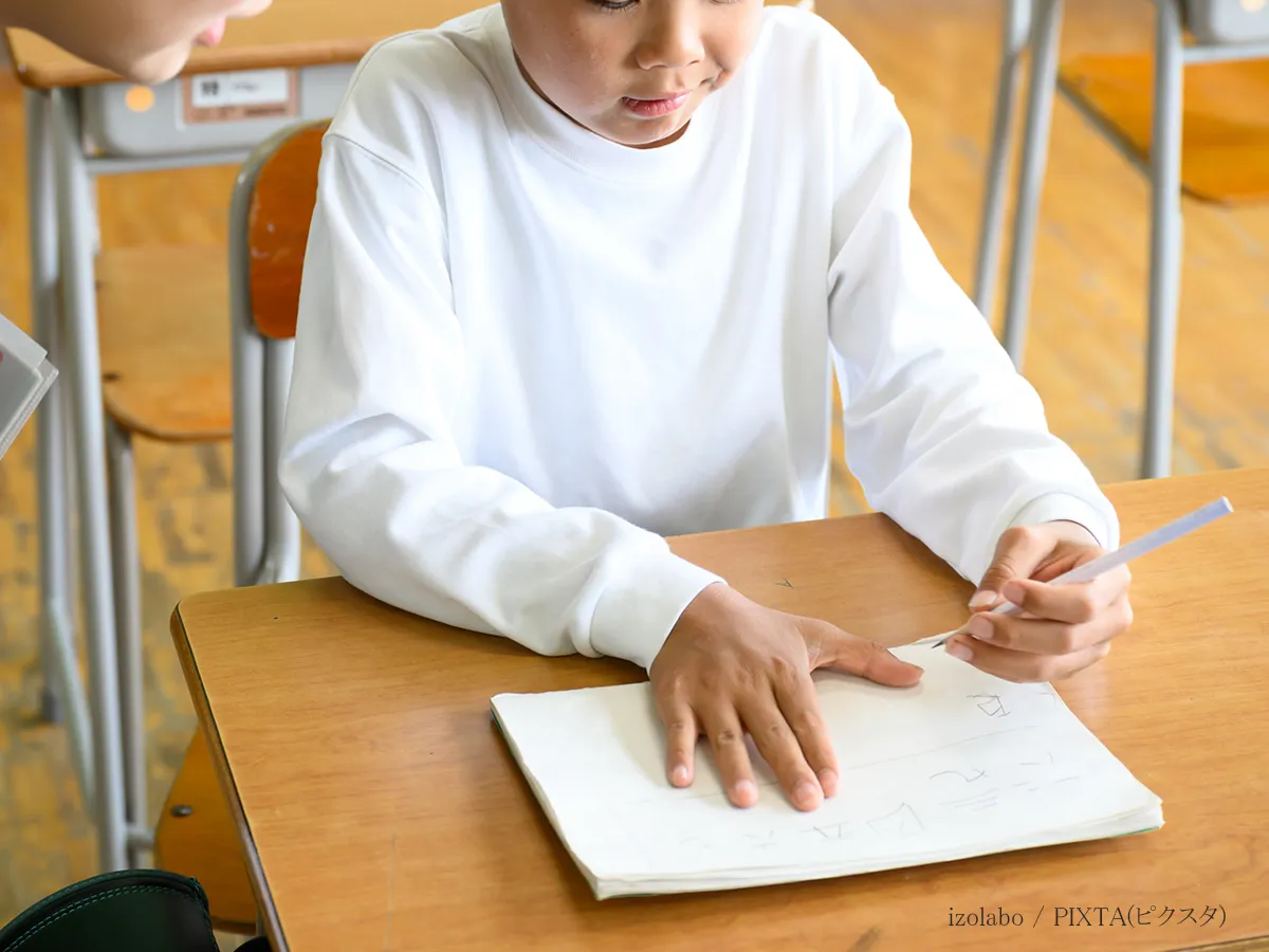 勉強する子供