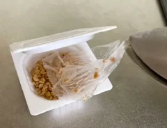 「生肉・生魚に直接触れるのは苦手…」「手がベタベタ」料理のストレスを軽くする『ゆびさきトング』がこちら