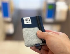 「抱っこしてるとICカードかざせない」を解消! 約43センチ伸びる『パスケース』に「電車移動がラクになった」