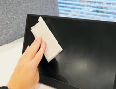 『ティッシュで拭くのNG』って知ってた？　汚れた画面、安全にお手入れする方法がこれ