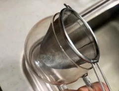 「食器棚から茶こし出すの面倒…」を解消！　紅茶を淹れるハードルが下がった『便利アイテム』とは？