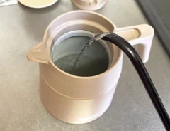 コーヒーの保温効果を高めるには？　お湯注いで1分→『サーモス』のサーバーで「2時間後も温かい！」