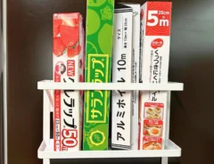 キッチン用品をまとめて収納するなら? 冷蔵庫横を活用できるラックに「100均から買い替えてよかった」