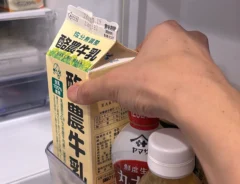 よく冷えた牛乳を30秒振ったら? 約2倍に膨らむ泡ミルクで「カフェ風ラテの完成!」
