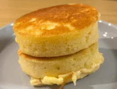 黒い輪っかにホットケーキの生地を流し込むと？　焼き上がりに「びっくり！」「2段タワーになるじゃん」