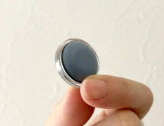 椅子の脚にボタンみたいなのをつけると？　滑りがよくなって「掃除機かけるのラクになった」