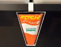 戸棚下に吊るせる『台形の箱』が? 逆さまにした『アイラップ』を収納してサッと使える