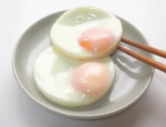 半熟の目玉焼きが『電子レンジ』で3分30秒! フライパン使わないからラクな調理グッズ【4選】
