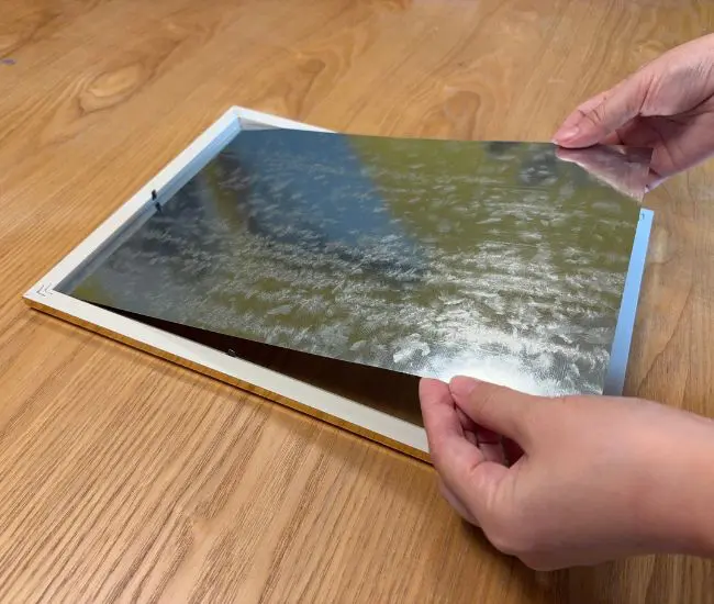 フォトフレームにスチールプレートを入れる写真（撮影：grapeライフハック編集部）
