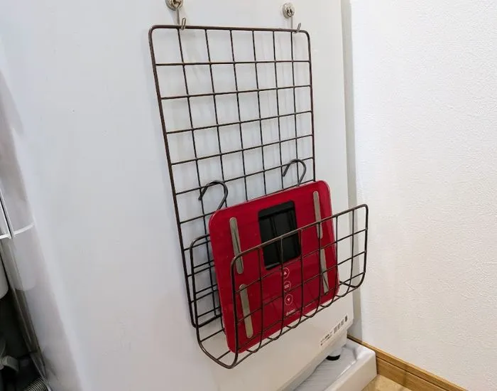 洗濯機側面に体重計をかけた写真（撮影：grapeライフハック編集部）