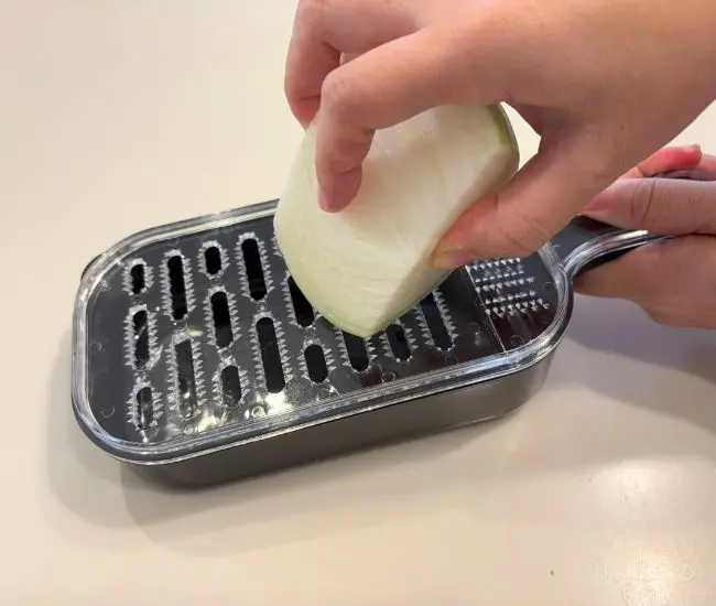 おろし器でタマネギをすりおろす写真（撮影：grapeフード編集部）