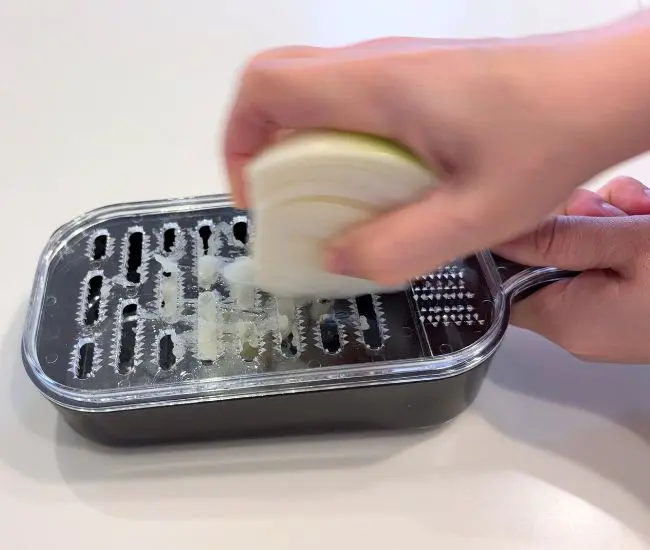 輪ゴムを下に置いた状態でおろし器を使う写真（撮影：grapeフード編集部）
