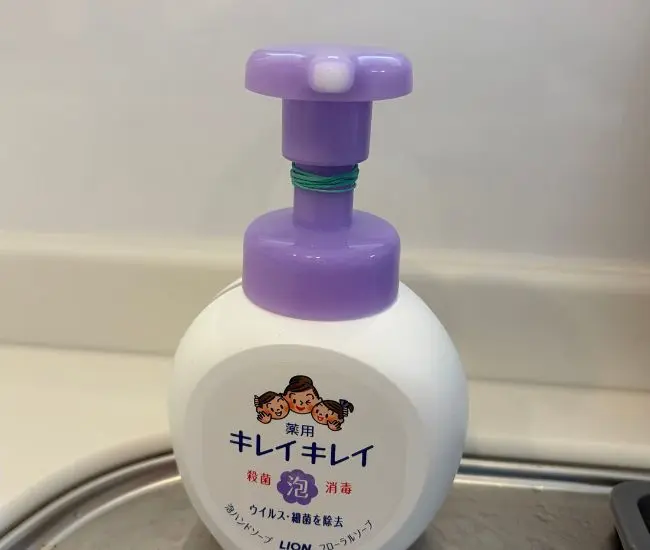 ポンプに輪ゴムを巻きつけた写真（撮影：grapeライフハック編集部）