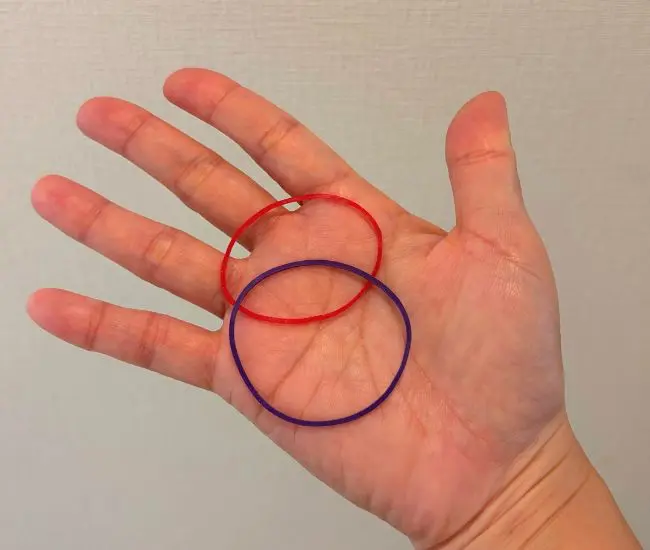 2本の輪ゴムを持っている様子（撮影：grapeライフハック編集部）
