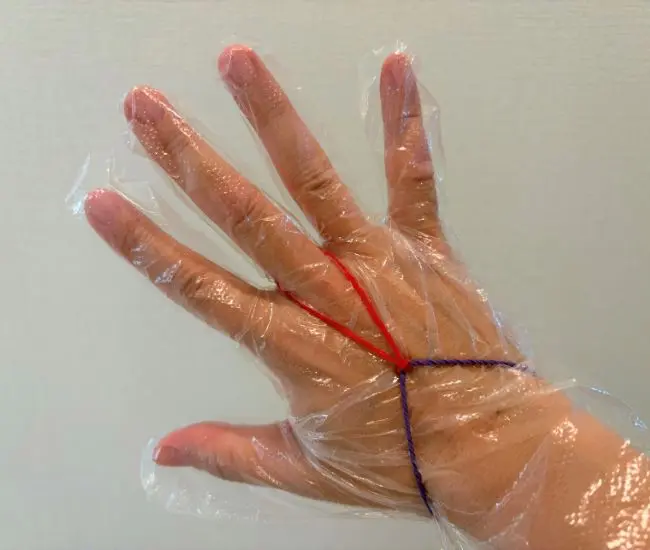輪ゴムを手袋に掛けた様子（撮影：grapeライフハック編集部）