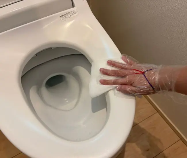 トイレ掃除をしている様子（撮影：grapeライフハック編集部）