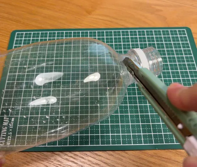 ペットボトルの飲み口下を切る写真（撮影：grapeフード編集部）